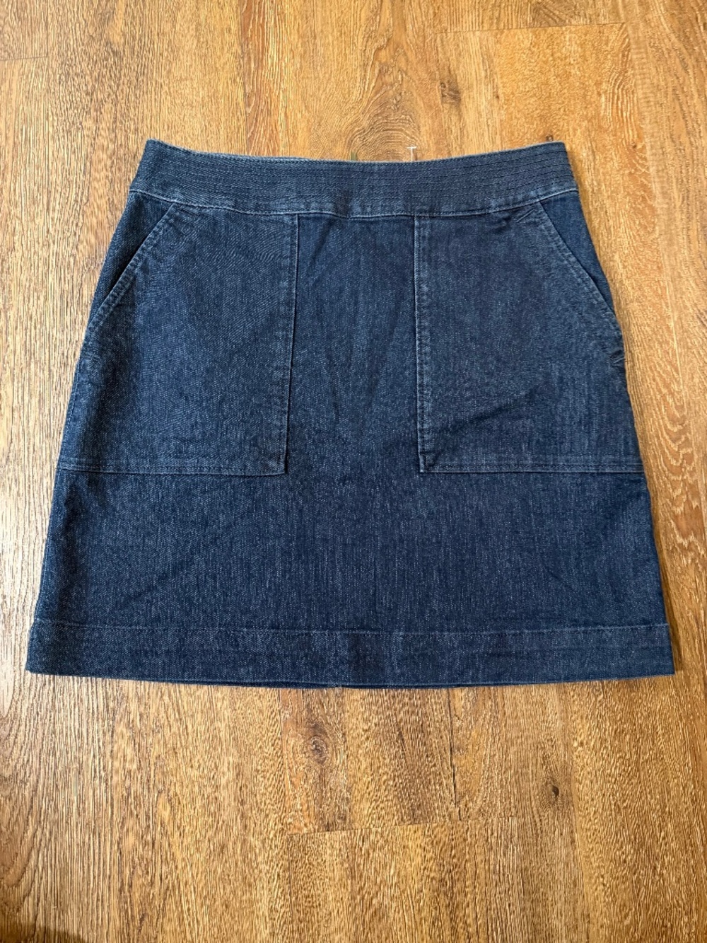 LIKE NEW LOFT Women's Size 6 Dark wash Denim Mini Skirt With‎ Pockets